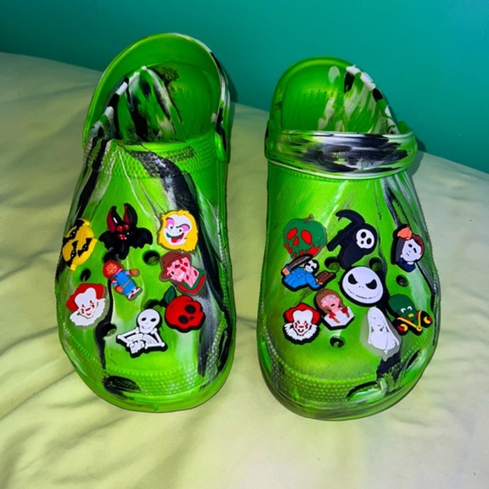 Halloween croc jibbletz green marbled aah comfort shoes